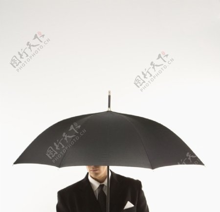 打着雨伞的男人图片