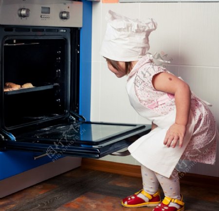 用烤箱做面包的婴儿宝宝小厨师图片