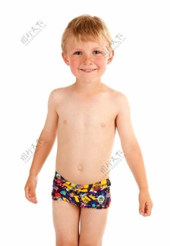 穿泳裤的小男孩图片