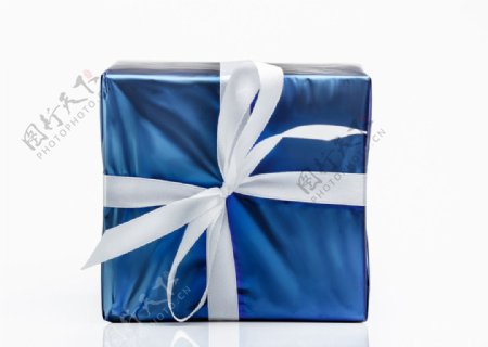蓝色包装纸包着的礼盒