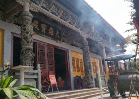 龙泉岩寺庙