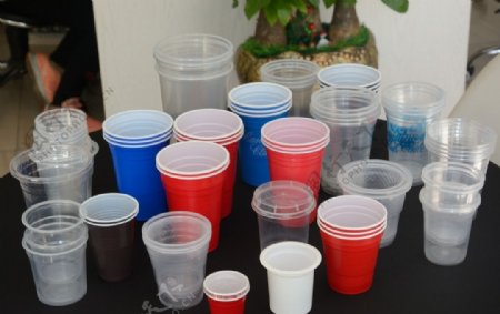 塑料杯子