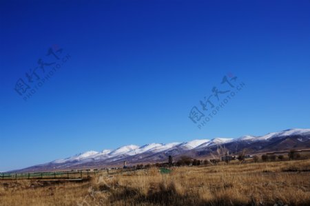 草原雪山