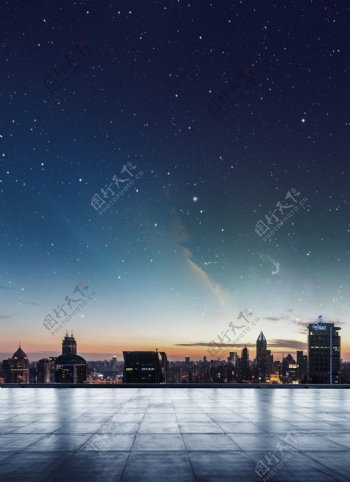 城市夜景背景下的星空