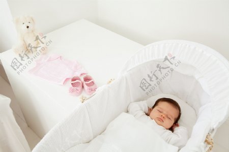 婴儿床的熟睡萌宝
