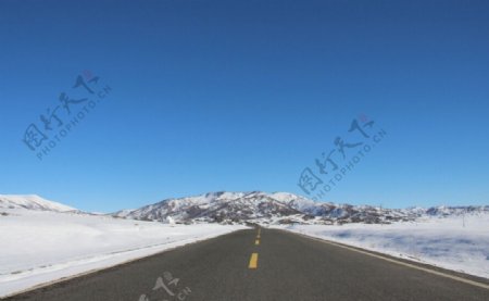 马路新疆雪山马路自然风光草原