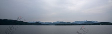 湖面远山