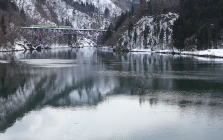 雪景铁道桥