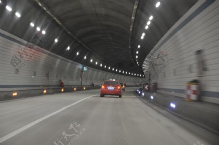 高速路隧道行车