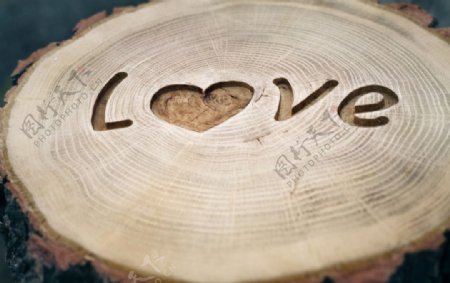 雕刻在木头上的LOVE艺术字