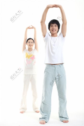两个双手举起运动男女图片