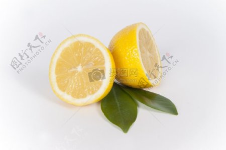 一颗被切开的柠檬