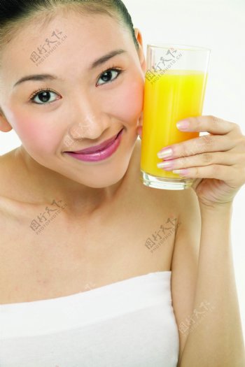 喝果汁的健康美女图片