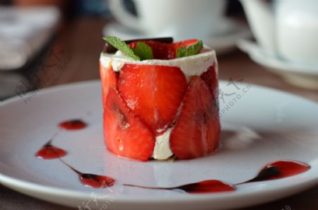 盘里的草莓甜点图片
