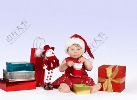 圣诞节礼物与可爱男孩图片