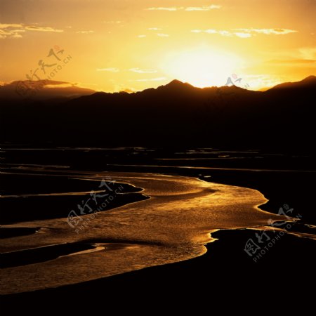 黄昏天空高山河流图片