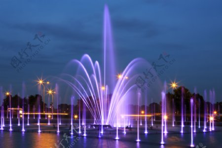 夜晚的喷泉图片