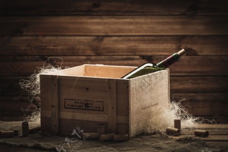 木箱中的葡萄酒图片