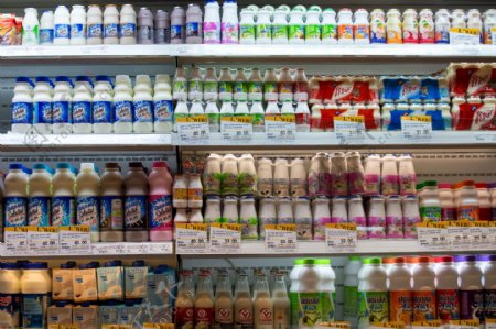 超市奶类饮品货架图片