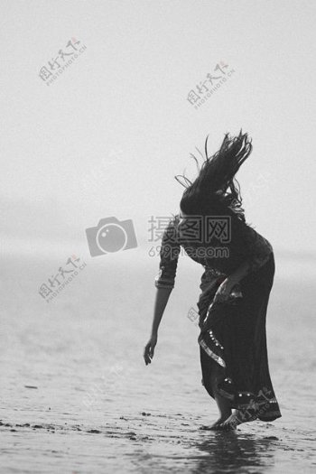 沙滩沙女孩印度舞蹈裙子黑色和白色民族裸露脚