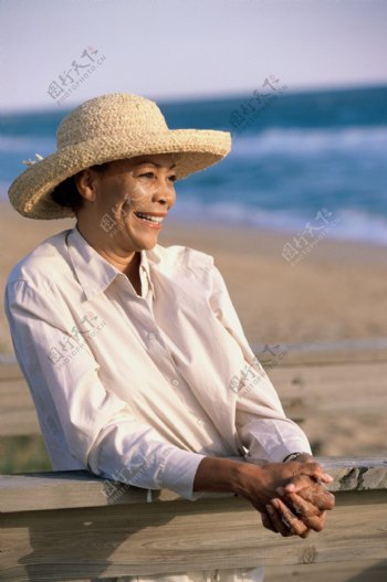 沙滩上的老年妇女图片