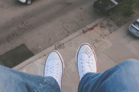 街道牛仔裤白色上面挂相反所有的明星匡威运动鞋