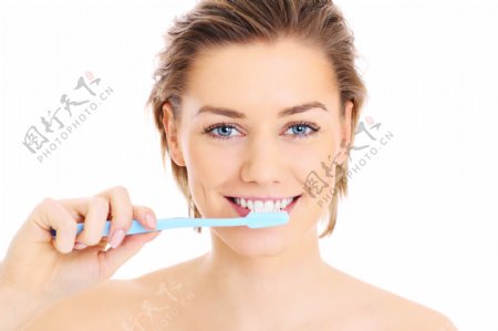 刷牙的外国美女图片
