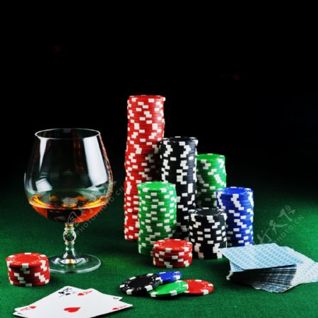 赌博筹码与酒杯图片