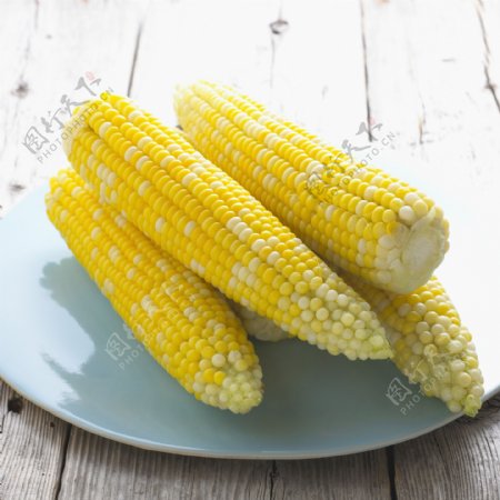 盘子里煮熟的玉米图片