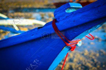 蓝天沙滩蓝色独木舟