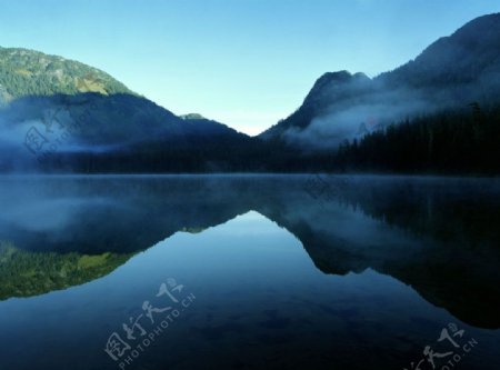 山中清澈的湖水图片