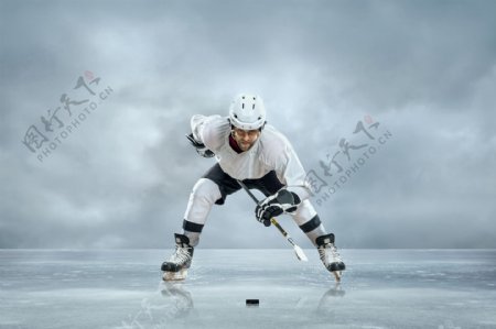 弯腰的冰球运动员图片