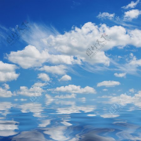 蓝天白云与水面倒影图片
