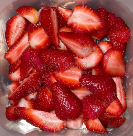 保鲜盒里的草莓