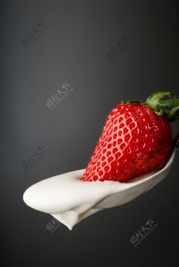 草莓和奶油图片