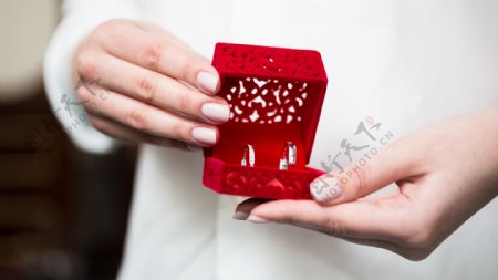 捧着结婚戒指的新娘图片