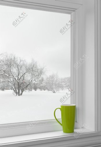 窗户外的冬季景色