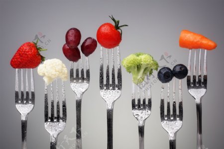 叉子上的水果蔬菜图片