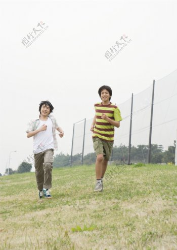 跑步锻炼的男生图片