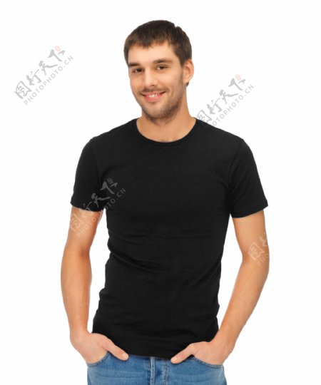 穿黑色T恤的帅哥图片