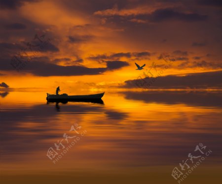 黄昏海面上的渔船图片