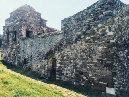 石制的城堡废墟