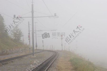大雾里的铁路架