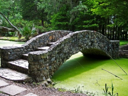 湖上的一座小桥