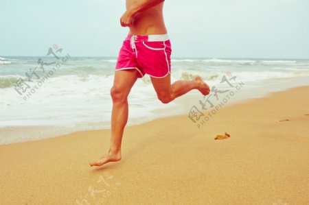 海边跑步男子图片