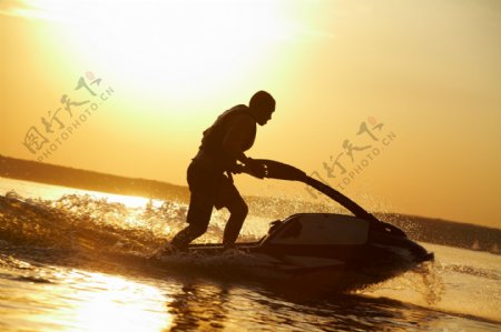 阳光下的水上摩托运动员图片