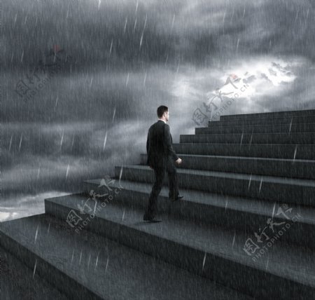 下雨天楼梯上的男人图片