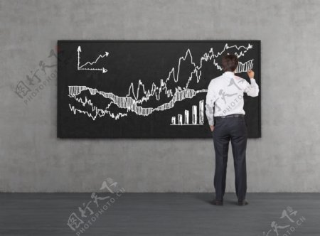 手绘股票走势图的商务男士图片