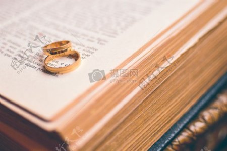 书本上的结婚戒指