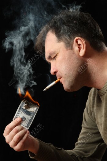 用烟烧美元的男人图片